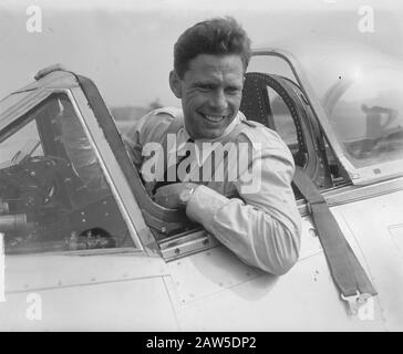 Record Flight Gloster Meteor over Ameland Annotation: Tenente aviatore Joop Wanswink Data: 28 agosto 1949 luogo: Leeuwarden Air base Parole Chiave: Aviazione, ufficiali, piloti, record, aereo Persona Nome: Wanswink, Joop Foto Stock