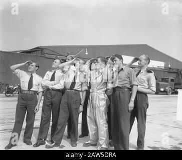 Record Flight Gloster Meteor over Ameland Annotation: Ground staff guarda il jet dopo Data: 28 agosto 1949 luogo: Leeuwarden Airbase Foto Stock