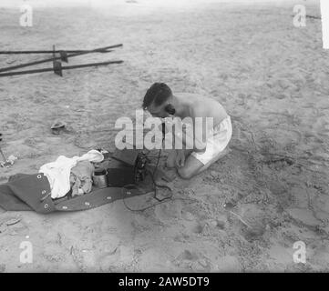 Record Flight Gloster Meteor over Ameland Annotation: Man call via field phone Data: 28 agosto 1949 luogo: Ameland, Friesland Foto Stock