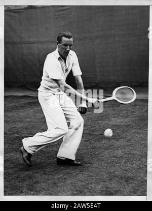 1933 , 9 settembre, USA : la stella britannica della Coppa Davis FRED PERRY ( 1909 - 1995 ) durante la partita con il campione americano Lester Stoefen nel semi-F. Foto Stock