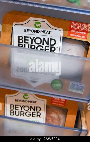Beyond Burger by Beyond Meat - hamburger vegetariano congelato - dieta vegetariana - alimenti vegani hamburger a base di piante/piante - concorrenza hamburger Impossibile Foto Stock