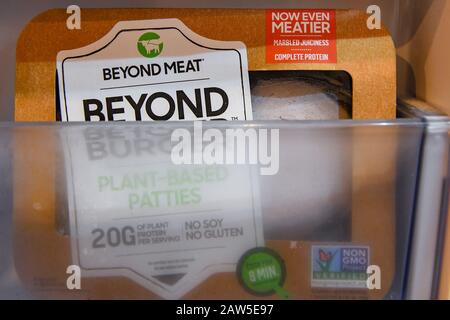 Beyond Burger by Beyond Meat - hamburger vegetariano congelato - dieta vegetariana - alimenti vegani hamburger a base di piante/piante - concorrenza hamburger Impossibile Foto Stock