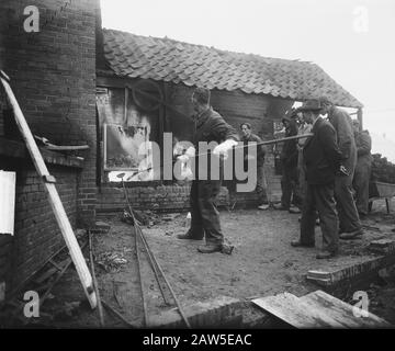 Campane Casting presso la società Van Bergen Heiligerlee Data: 11 novembre 1949 luogo: Groningen (provincia), Heiligerlee Parole Chiave: Campane, campana fonderia Foto Stock