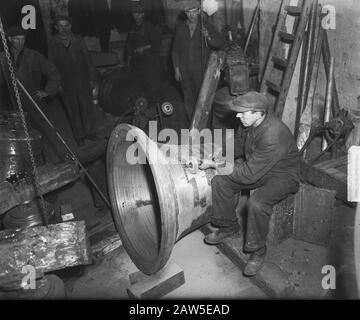 Campane Casting presso la società Van Bergen Heiligerlee Data: 11 novembre 1949 luogo: Groningen (provincia), Heiligerlee Parole Chiave: Campane, campana fonderia Foto Stock