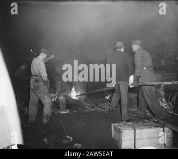 Campane Casting presso la società Van Bergen Heiligerlee Data: 11 novembre 1949 luogo: Groningen (provincia), Heiligerlee Parole Chiave: Bell fonderie Foto Stock