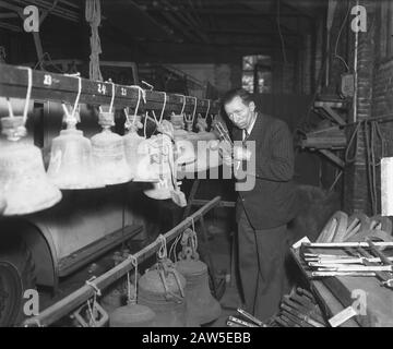 Campane Casting presso la società Van Bergen Heiligerlee Data: 11 novembre 1949 luogo: Groningen (provincia), Heiligerlee Parole Chiave: Campane, campana fonderia Foto Stock