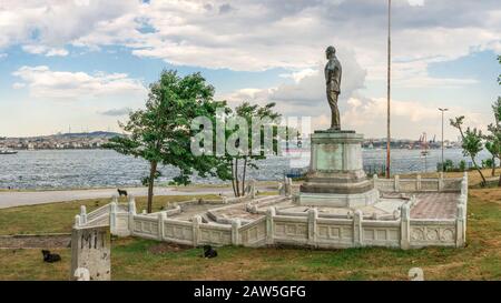 Istanbul, Turchia - 07.12.2019. Ataturk statua sul terrapieno del Bosforo a Istanbul su un nuvoloso giorno di estate Foto Stock