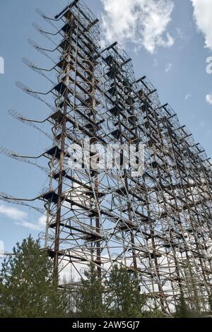 Ampio campo di antenna. Sovietica sistema radar Duga alla centrale nucleare di Cernobyl. ABM difesa missilistica. Campo di antenna, sopra l'orizzonte radar. O militari Foto Stock