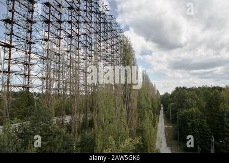 Ampio campo di antenna. Sovietica sistema radar Duga alla centrale nucleare di Cernobyl. ABM difesa missilistica. Campo di antenna, sopra l'orizzonte radar. O militari Foto Stock