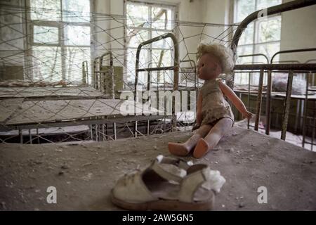 Asilo abbandonato a Chernobyl, Ucraina. Asilo con giocattoli e cose abbandonate Foto Stock