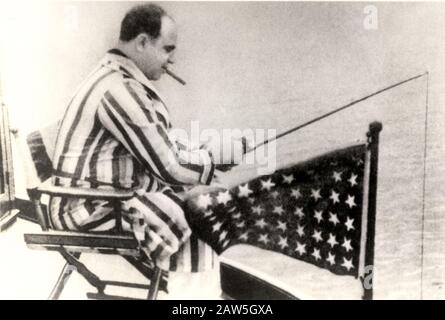 1930 ca, USA : la famosa gangsterna al CAPONE ( nata Alphonse Caponi , New York , 1899 - Palm Spring 1947 ) che pesca dallo yacht . - KILLER - ASSASS Foto Stock