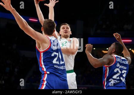 Istanbul / TURCHIA - 7 FEBBRAIO 2020: Edgaras Ulanovas e Tibor Pleiss durante Eurolega 2019-20 round 24 partita di basket tra Anadolu Efes e Zalgiris Kaunas al Sinan Erdem Dome. Foto Stock