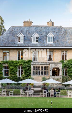 Prato e facciata anteriore Del Massacri Manor House Hotel, Lower Slaughter, Gloucestershire, Inghilterra, Regno Unito Foto Stock