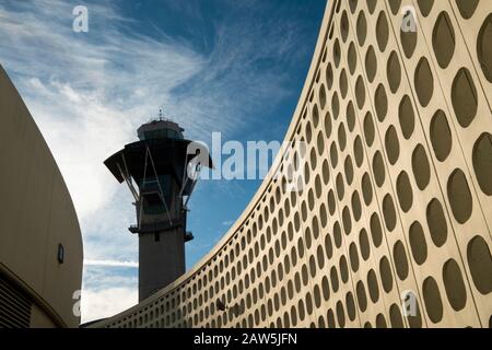 LAX Tema Building e la torre di controllo. Los Angeles International Airport - LAX - Los Angeles, California, Stati Uniti d'America Foto Stock