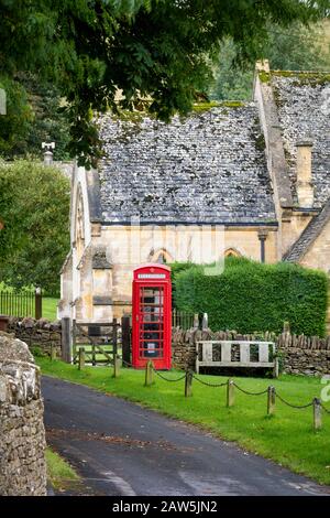 Chiesa di San Barnaba nel villaggio di Cotswolds di Snowshill, Gloucestershire, Inghilterra, Regno Unito Foto Stock