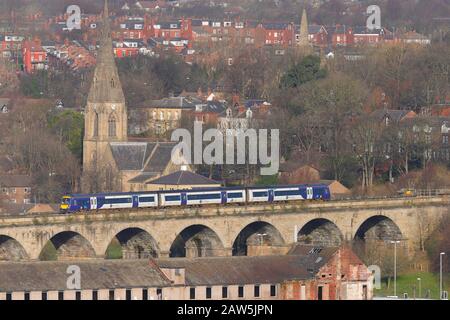 Un treno passeggeri della Northern Rail viaggia sopra il Viadotto di Kirkstall a Leeds Foto Stock