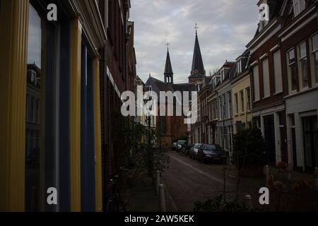 Utrecht, PAESI BASSI - 26/1/20 - strada olandese con campanili in background Foto Stock