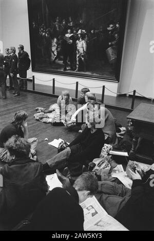 Artisti visivi Occupy Night Watch Gallery at Rijksmuseum Amsterdam artista seduto per Nightwatch Data: 8 dicembre 1983 luogo: Amsterdam, Noord-Holland Parole Chiave: Artisti, ensemble, tagli, musei, dipinti Foto Stock