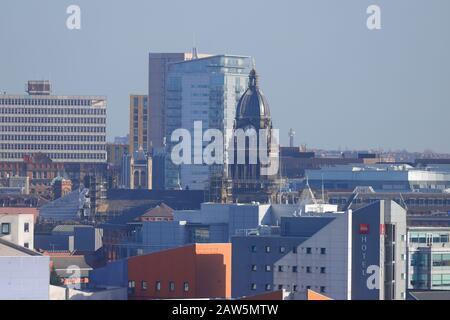 Skyline di Leeds con la torre del Municipio rinnovata Foto Stock