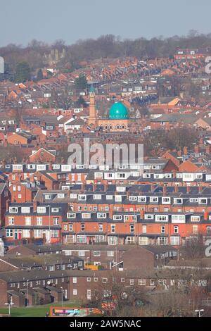 La Moschea di Makkah è circondata da case a Burley, Leeds. Foto Stock