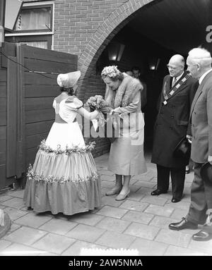 Visita reale a Leiden. Offre fiori alla regina Juliana t.g.v. l'apertura del parco giochi La Nostra isola nella Kortenaerstraat a Leiden. Data: 21 maggio 1954 luogo: Leiden, South Holland Parole Chiave: Visita, fiori, regine, casa reale Foto Stock