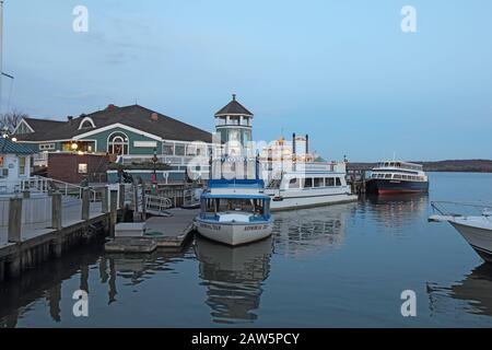 Barche e imprese sul lungomare di Alessandria, Virginia al tramonto Foto Stock