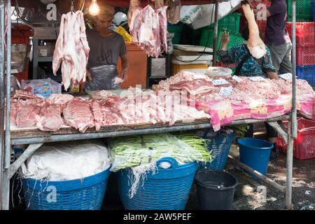 Bangkok, Thailandia - Gennaio 9th 2020: Stallo della carne sul mercato umido Khlong Toei. Questo è il più grande mercato bagnato della città. Foto Stock