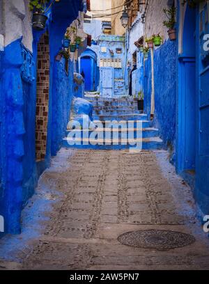 Chefchaouen, MAROCCO - CIRCA MAGGIO 2018: Porta tipica delle strade di Chefchaouen Foto Stock