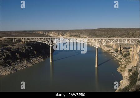 Contea di Val Verde, Texas: Fiume Pecos durante la lunga siccità. ©Bob Daemmrich / Foto Stock