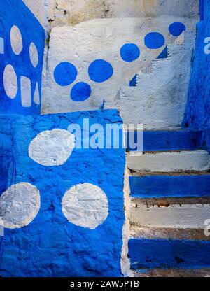 Chefchaouen, MAROCCO - CIRCA MAGGIO 2018: Strade colorate di Chefchaouen Foto Stock