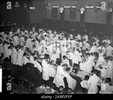 Concorso Nazionale parrucchiere Amsterdam, modelli giovanili Data: 28 novembre 1954 luogo: Amsterdam, Noord-Holland Parole Chiave: Modelli Foto Stock
