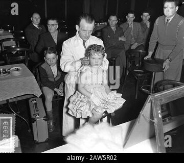 Concorso Nazionale parrucchiere Amsterdam, modelli giovanili Data: 28 novembre 1954 luogo: Amsterdam, Noord-Holland Parole Chiave: Modelli Foto Stock