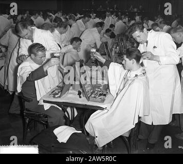Concorso Nazionale parrucchiere Amsterdam, modelli giovanili Data: 28 novembre 1954 luogo: Amsterdam, Noord-Holland Parole Chiave: Modelli Foto Stock