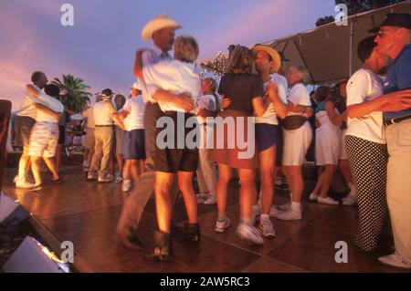 I partecipanti alle Olimpiadi senior danzano in festa per gli atleti di Tucson, Arizona. Foto Stock