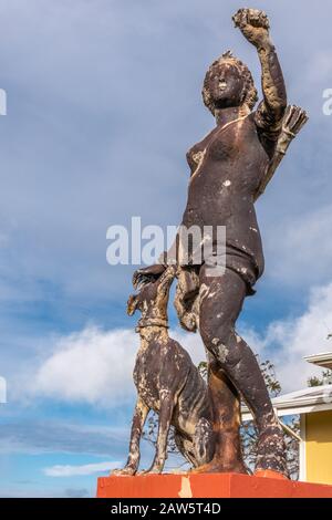 Waimea, Hawaii, Stati Uniti. - 15 Gennaio 2020: Sede Centrale Di Parker Ranch. Closeup di vecchia pietra bianca discollorata dalla statua di stampo nero di Diana con unde cane Foto Stock