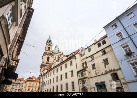 Chiesa di San Nicola, chiamata anche Kostel Svateho Mikulase, a Praga, Repubblica Ceca, con la sua cupola vista da via Karmelitska, nel Mala Strana Dis Foto Stock