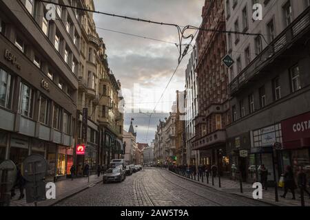 Praga, CECHIA - 2 NOVEMBRE 2019: Panorama di via Vodickova nella città vecchia di Praga al tramonto in autunno con persone che passano vicino a aus barocco Foto Stock