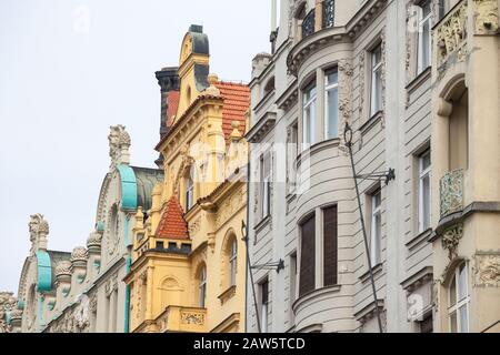 Tipica facciata austro-ungarico di un appartamento in stile barocco edificio residenziale in una strada della città vecchia, centro storico di Praga Repubblica Ceca, Foto Stock