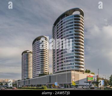 Tri veze (Tre Torri), alto edificio di appartamenti, via Bajkalska a Bratislava, Slovacchia Foto Stock