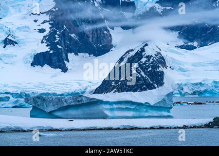 Montagne Della Neve Blue Iceberg Glaciers Charlotte Bay Antartide Peninsula Antartide. Ghiaccio blu ghiacciaio perché l'aria è spremuta dalla neve. Foto Stock