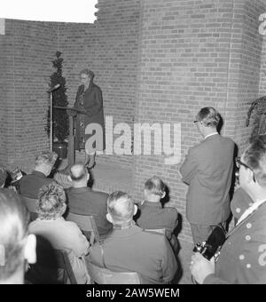 Giorno di costruzione Rotterdam 1961 trasferimento del nuovo carillon nella Torre di San Lorenzo da parte del Direttore Generale delle opere pubbliche, J.A.C. Tillema, a ms. Annotazione Zeelenberg:. Sig.Ra Zeelenberg Speaking Date: May 18, 1961 Location: Rotterdam, South Holland Person Name: Zeelenberg, Nancy Foto Stock