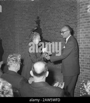 Giorno di costruzione Rotterdam 1961 trasferimento del nuovo carillon nella Torre di San Lorenzo da parte del Direttore Generale delle opere pubbliche, J.A.C. Tillema, a ms. Zeelenberg Annotation: Miss Zeelenberg ottiene aiuto dal Sig. Tillema quando entra nel pulpito Data: 18 maggio 1961 Località: Rotterdam, South Holland Keywords: Carillons, transfers Foto Stock