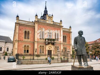 Il poeta serbo Jovan Jovanovic Zmaj statua di fronte al Palazzo Vescovile di Backa (Vladicanski dvor) a Novi Sad, Vojvodina, Serbia Foto Stock