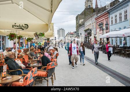 Caffè al marciapiede nella strada pedonale di Zmaj Jovina a Novi Sad, Vojvodina, Serbia Foto Stock