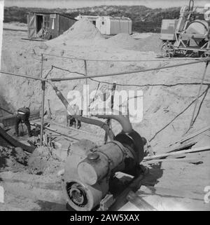 Perforazione esplorativa su Ameland NAM e Caltex. Panoramica del lavoro Data: 26 Settembre 1963 Località: Ameland, Friesland Parole Chiave: Minerario Foto Stock