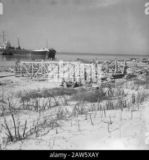 Perforazione esplorativa su Ameland NAM e Caltex. Nave Cal-Agro Caltex materiale sbarcato Data: 26 settembre 1963 Località: Ameland, Friesland Parole Chiave: Miniere, navi Foto Stock