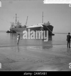 Perforazione esplorativa su Ameland NAM e Caltex. Nave Cal-Agro Caltex attrezzatura di scarico Annotazione: Sembra convertito sbarco imbarcazioni Data: 26 settembre 1963 Località: Ameland, Friesland Parole Chiave: Miniere, navi Foto Stock