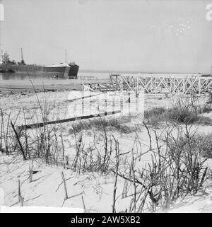 Perforazione esplorativa su Ameland NAM e Caltex. Nave Cal-Agro Caltex materiale sbarcato Data: 26 settembre 1963 Località: Ameland, Friesland Parole Chiave: Miniere, navi Foto Stock