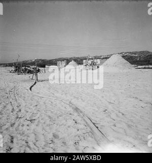 Perforazione esplorativa su Ameland NAM e Caltex. Panoramica del lavoro Data: 26 Settembre 1963 Località: Ameland, Friesland Parole Chiave: Minerario Foto Stock