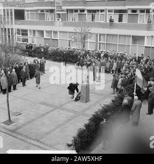 Corona stesa a donna addolorata Data: 4 maggio 1964 Parole Chiave: Posa di corone, donne Foto Stock